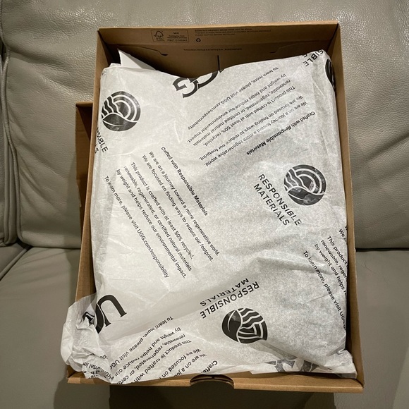 BNIB Authentic UGG Ultra Mini Black Size 8 Women’s - Picture 2 of 14